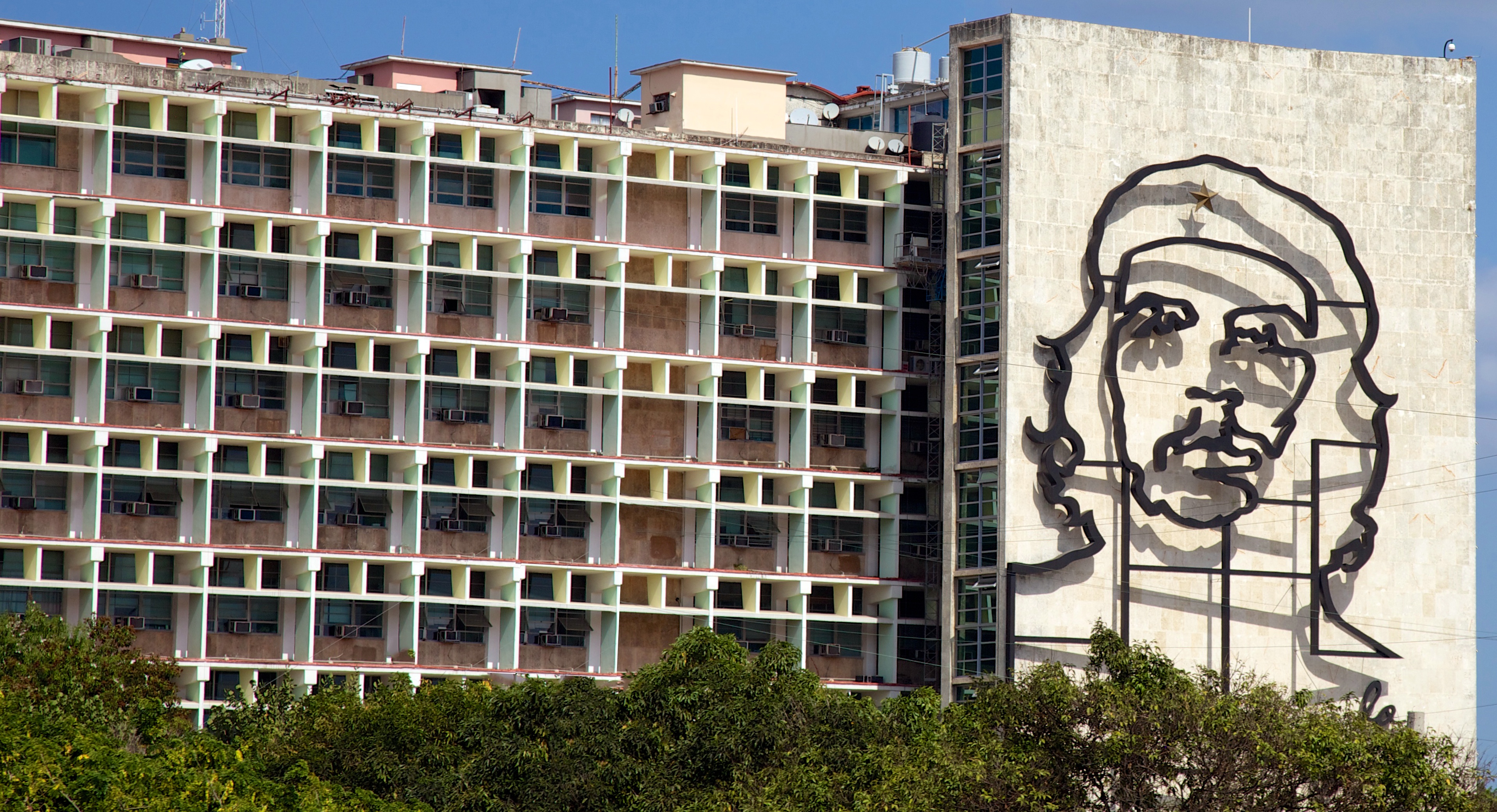 Ministry of the Interior with image of Che Guevara, Havana, photo by Nicolas de Camaret, Flickr, CC BY 2.0