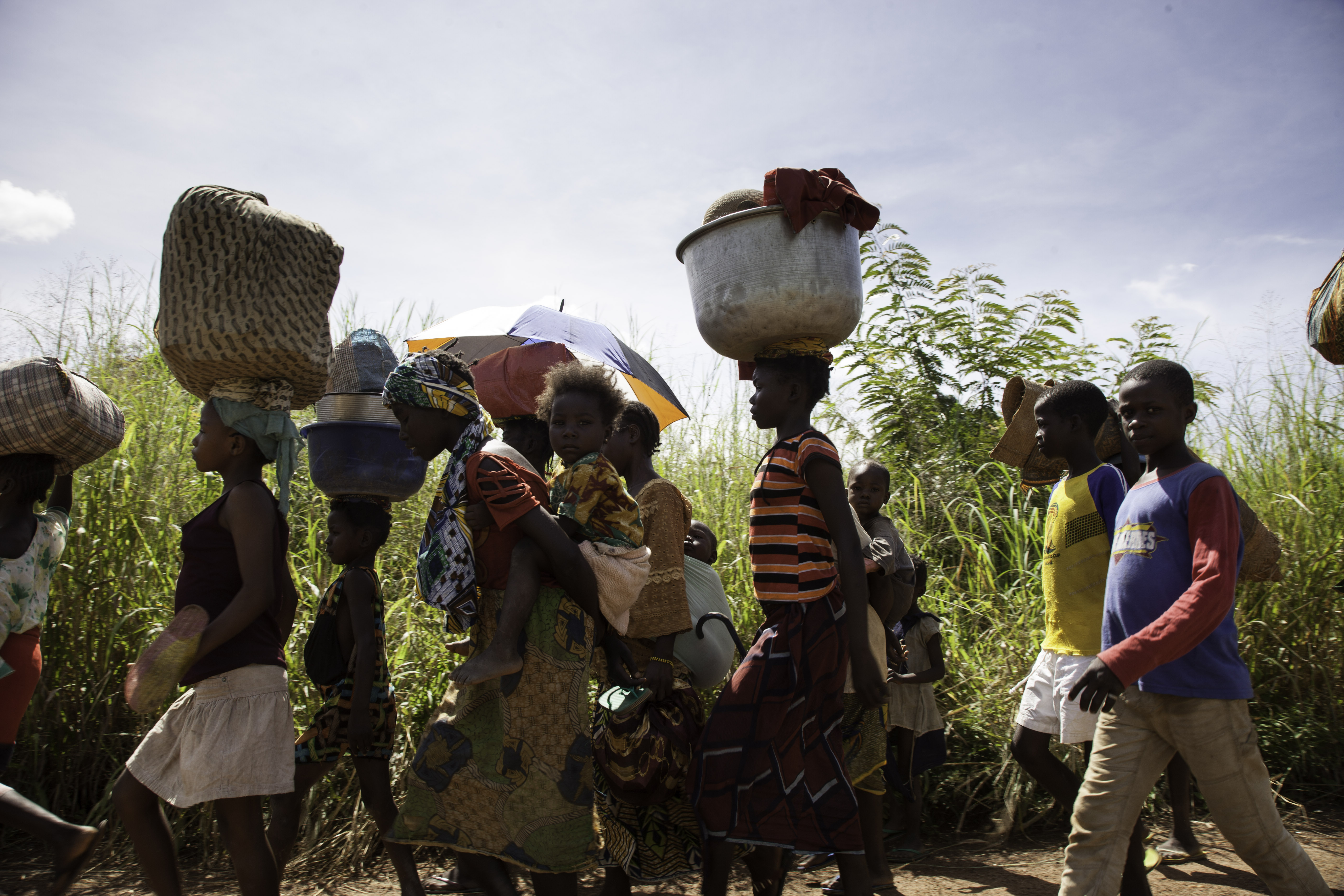 Populations fuyant les massacres, photographie par UNHCR/B. Heger (CC BY-NC 2.0)