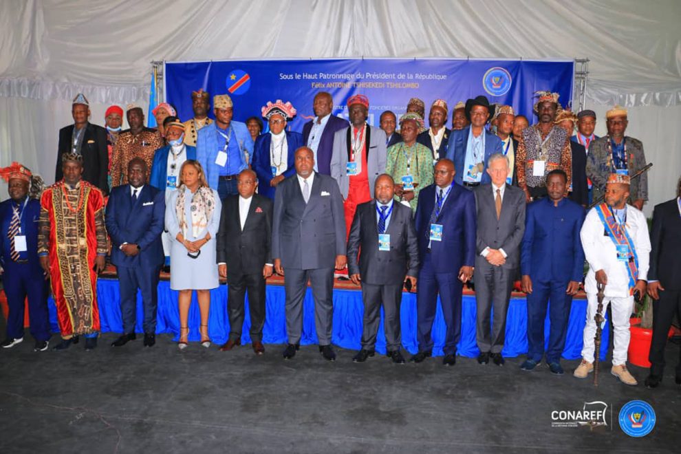 Minister of Land Affairs Aimé Sakombi Molendo and customary chiefs at the workshop