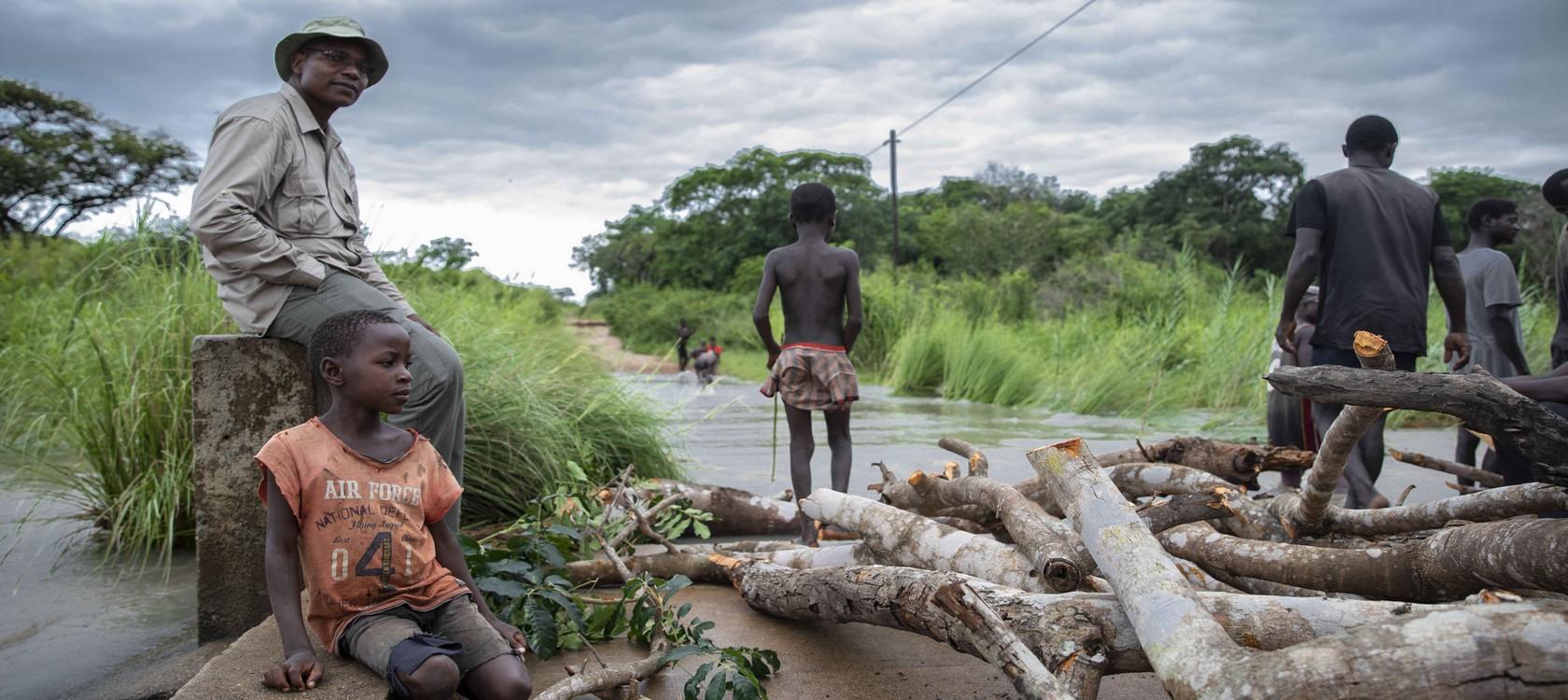 Route inondée au Mozambique © Oliver Petrie - Momentum Production / AFD