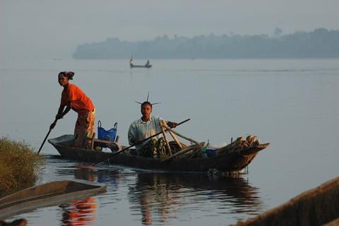 The Isangi people live along and on the Congo river, relying on its resources for their livelihoods. Photo by Julien Harneis/Wikimedia Commons