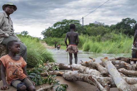 Route inondée au Mozambique © Oliver Petrie - Momentum Production / AFD