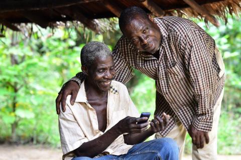En Afrique de l'Ouest, le téléphone est quasiment l’unique outil numérique utilisé. 20 % des personnes n’en possèdent pas, 60 % ont un téléphone simple et 20 % détiennent un smartphone. © Ylo Design StudioEn Afrique de l'Ouest, le téléphone est quasiment 