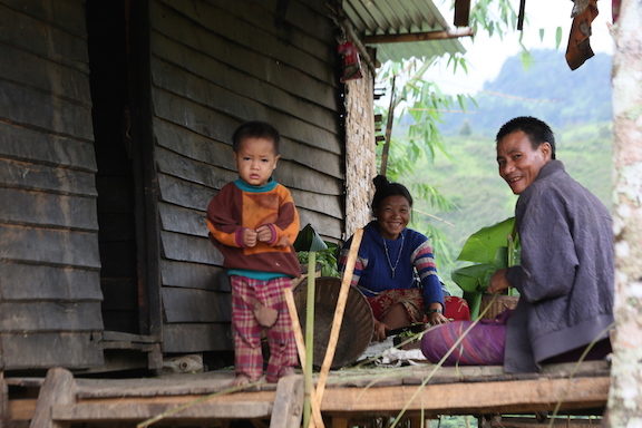 Figure 1: A Kayan Hlahui family prepare food and bamboo ties (by Christian Erni)